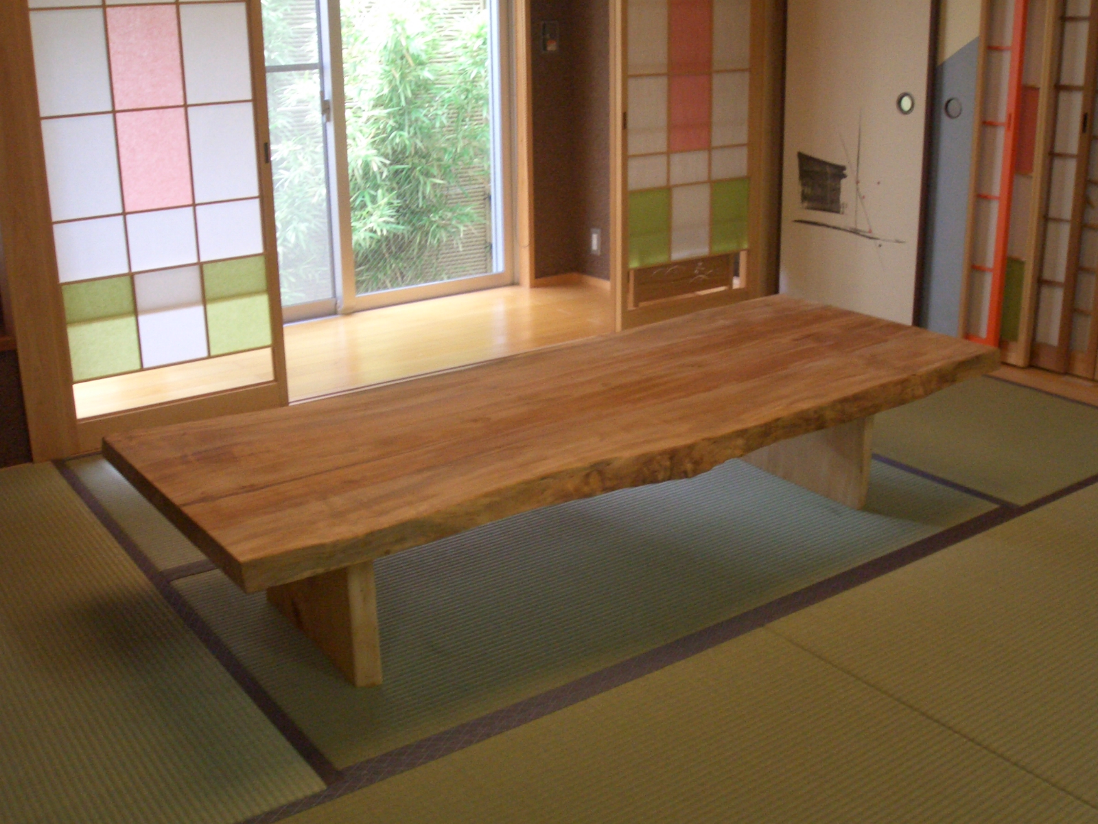 京都で魅了される、一枚板テーブルの美しさをあなたの家に｜造作家具なら紀州国土建設